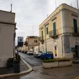 ...e, lasciandoci alle spalle la cala con i gozzi da pesca ormeggiati, imbocchiamo via Giosafatte